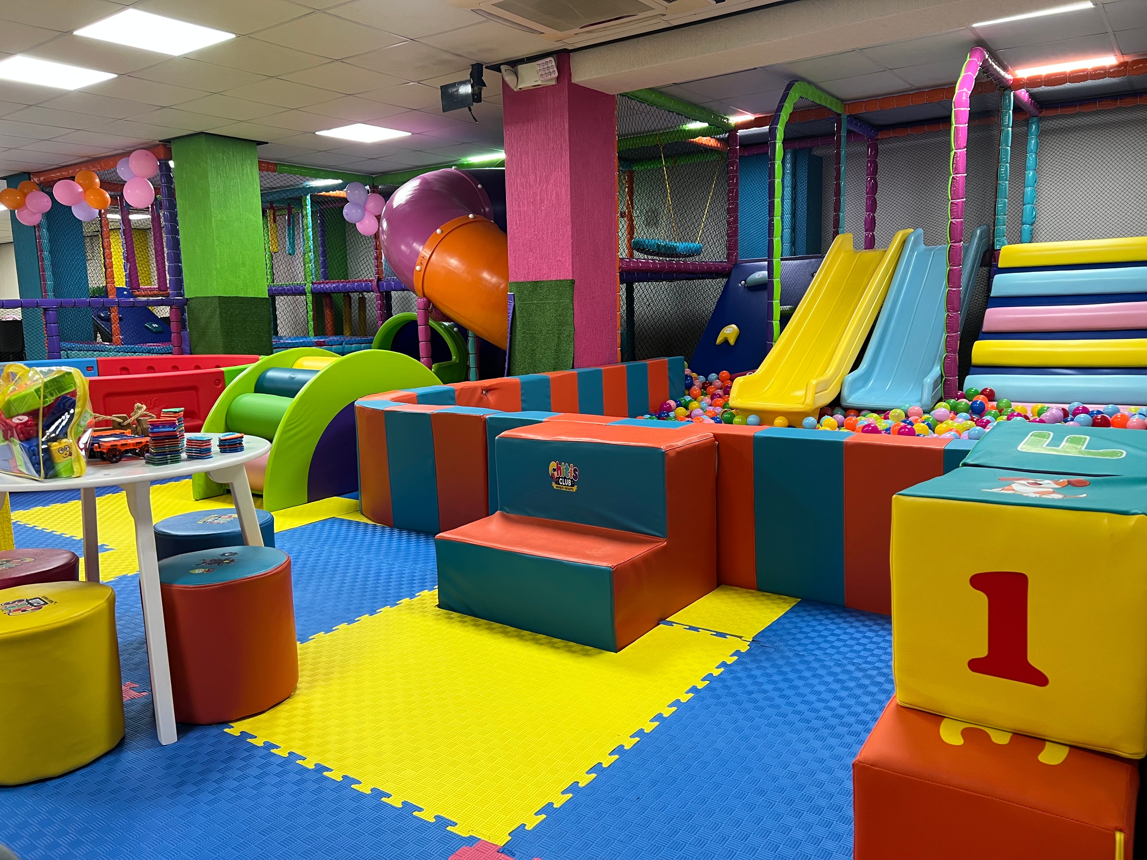Playground de Chitis Club con estructuras de juego, piscina de pelotas y áreas acolchadas.