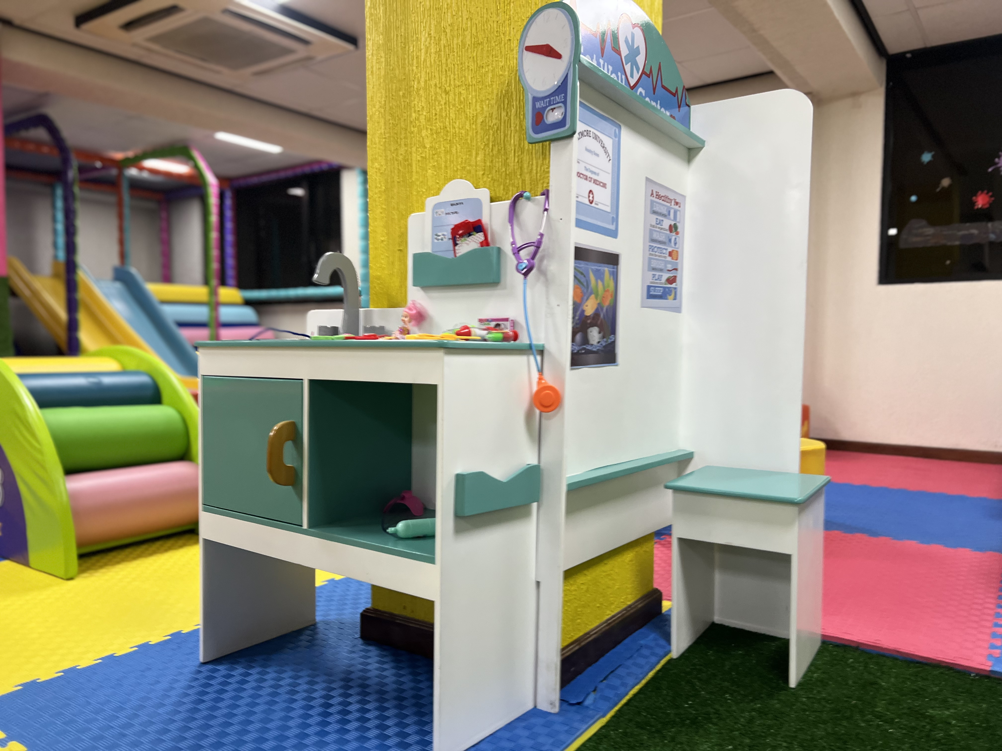 Estación de medicina de Chitis Club con mobiliario y accesorios de juego de rol infantil.